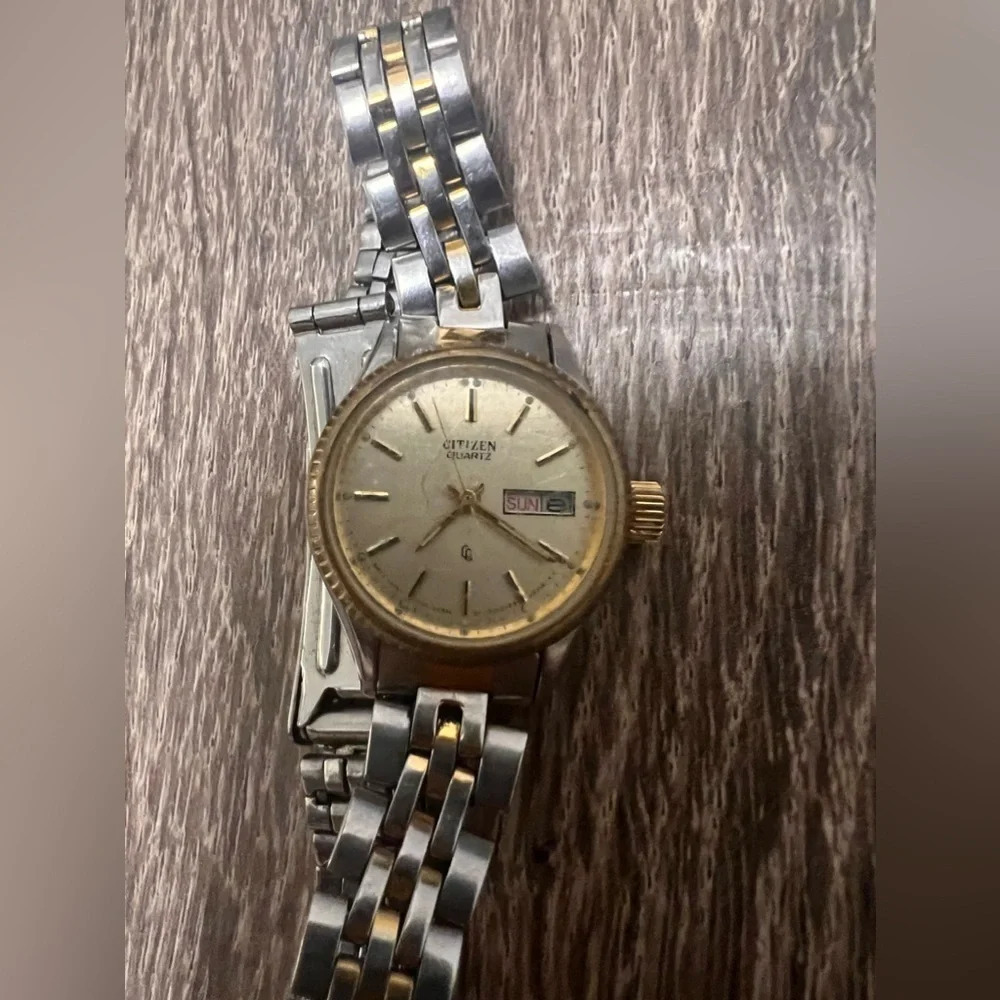 Citizen Quartz Calendar Silver Gold Watch Ladies ClassicWater Resistant